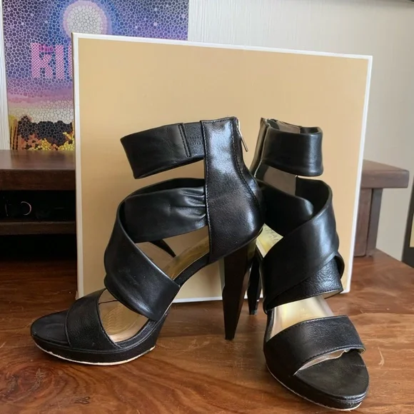 Michael Kors size 8 black leather heel - Picture 2 of 2